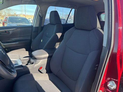 Used 2021 Toyota RAV4 LE image 12