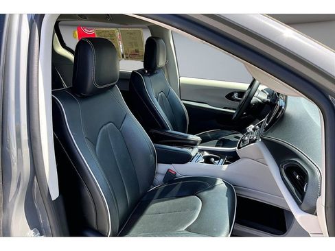 Certified 2023 Chrysler Pacifica Limited AWD/4WD image 10
