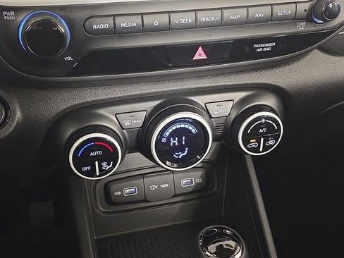 Used 2022 Hyundai Venue Limited image 24