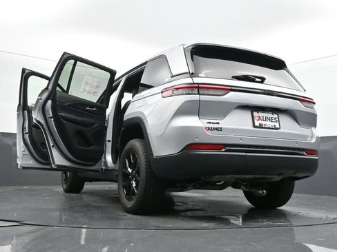 Used 2024 Jeep Grand Cherokee Altitude image 73