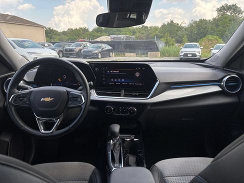 Used 2025 Chevrolet Trax LT w/ LT Convenience Package FWD image 33