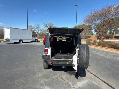 Used 2018 Jeep Wrangler Sport image 9