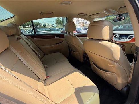 Used 2014 Hyundai Genesis 3.8 RWD image 9
