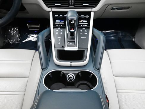 Used 2022 Porsche Cayenne S image 9