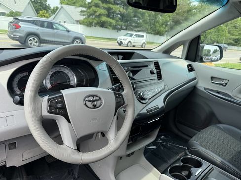 Used 2014 Toyota Sienna SE FWD image 19