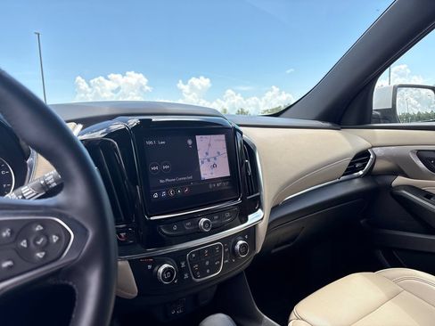 Used 2023 Chevrolet Traverse Premier FWD image 19