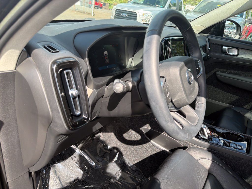 Used 2023 Volvo XC40 B5 Plus w/ Driver Assist Package AWD/4WD image 20