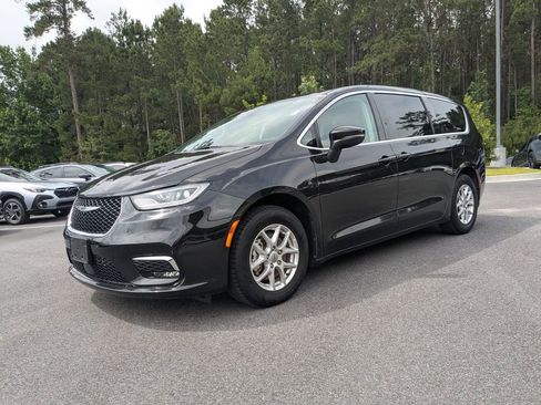 Used 2023 Chrysler Pacifica Touring-L FWD image 8
