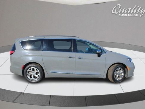 Used 2023 Chrysler Pacifica Limited image 3