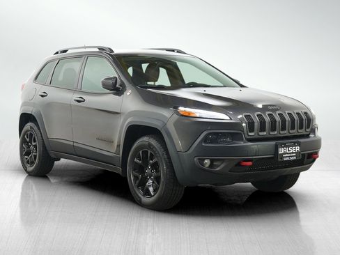 Used 2017 Jeep Cherokee Trailhawk w/ Cold Weather Group AWD/4WD image 7