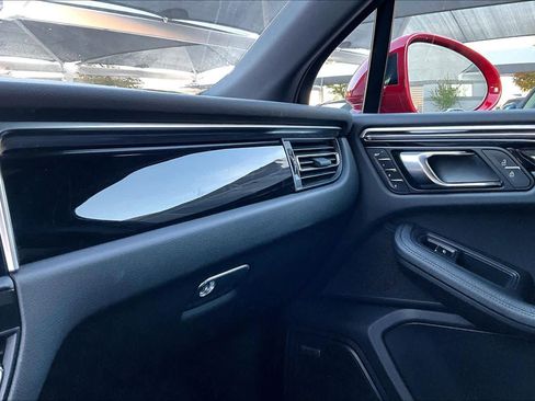 Used 2022 Porsche Macan image 26