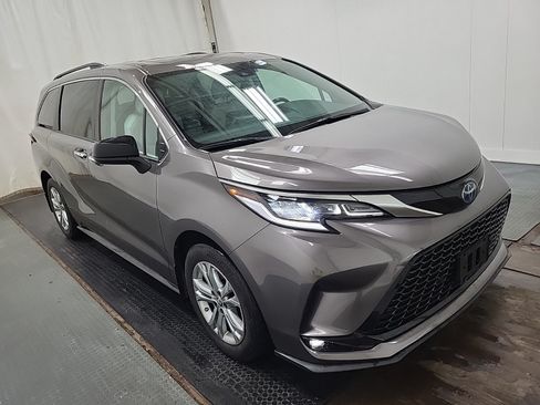 Used 2022 Toyota Sienna XSE AWD/4WD image 5