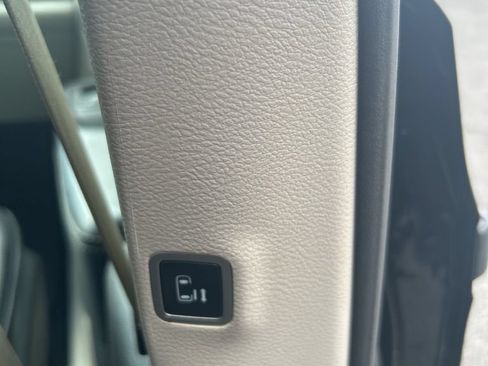 Used 2023 Chrysler Pacifica Touring-L FWD image 48