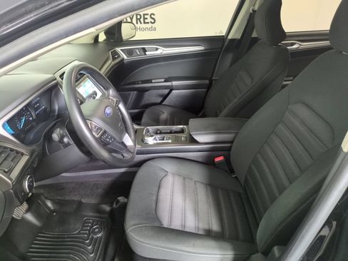 Used 2018 Ford Fusion SE w/ Fusion SE Technology Package FWD image 9