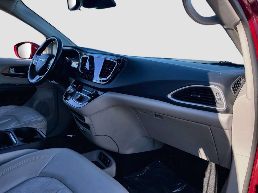 Used 2018 Chrysler Pacifica Touring-L w/ Advanced Safetytec Group FWD image 29