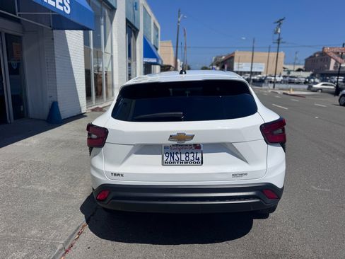 Used 2024 Chevrolet Trax LS w/ LS Convenience Package FWD image 5