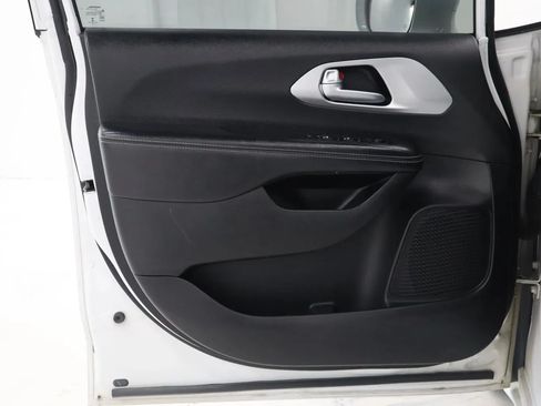 Used 2019 Chrysler Pacifica Limited w/ Advanced Safetytec Group FWD image 11