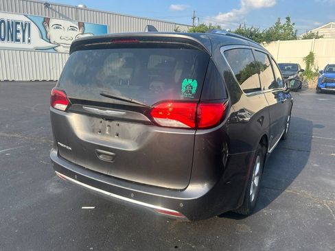 Used 2017 Chrysler Pacifica Touring-L Plus FWD image 4