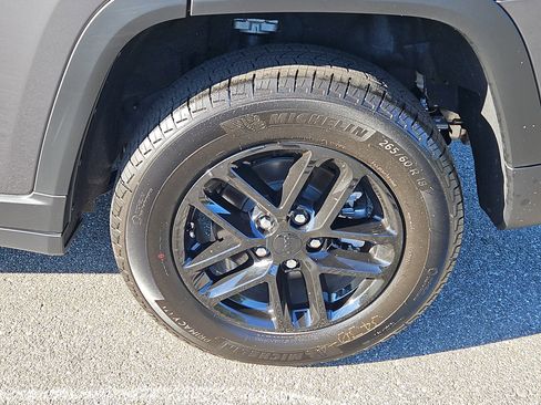 Used 2025 Jeep Grand Cherokee Laredo X image 8