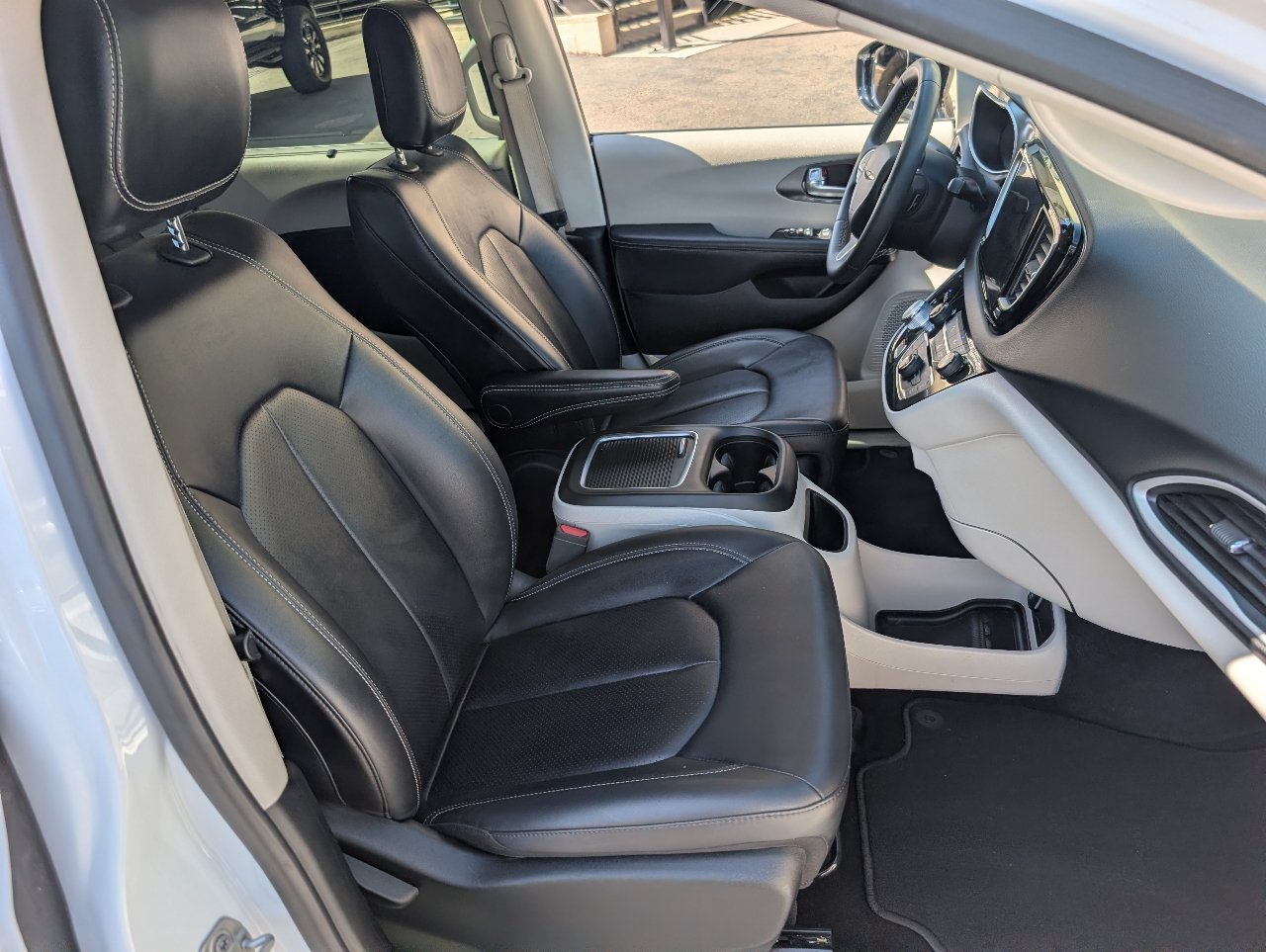 Used 2024 Chrysler Pacifica Touring-L FWD image 9