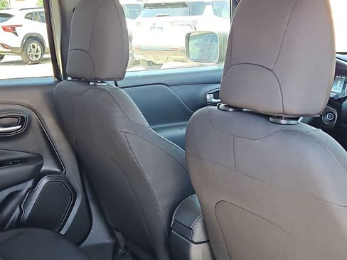 Used 2023 Jeep Renegade Latitude AWD/4WD image 17