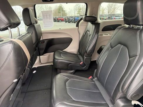 Used 2024 Chrysler Pacifica Touring-L image 16