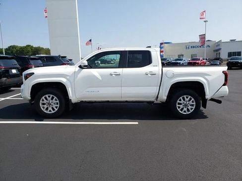 Used 2025 Toyota Tacoma SR5 AWD/4WD image 9