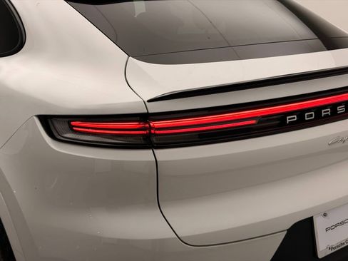 Used 2024 Porsche Cayenne Coupe image 38