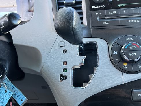 Used 2014 Toyota Sienna LE FWD image 27