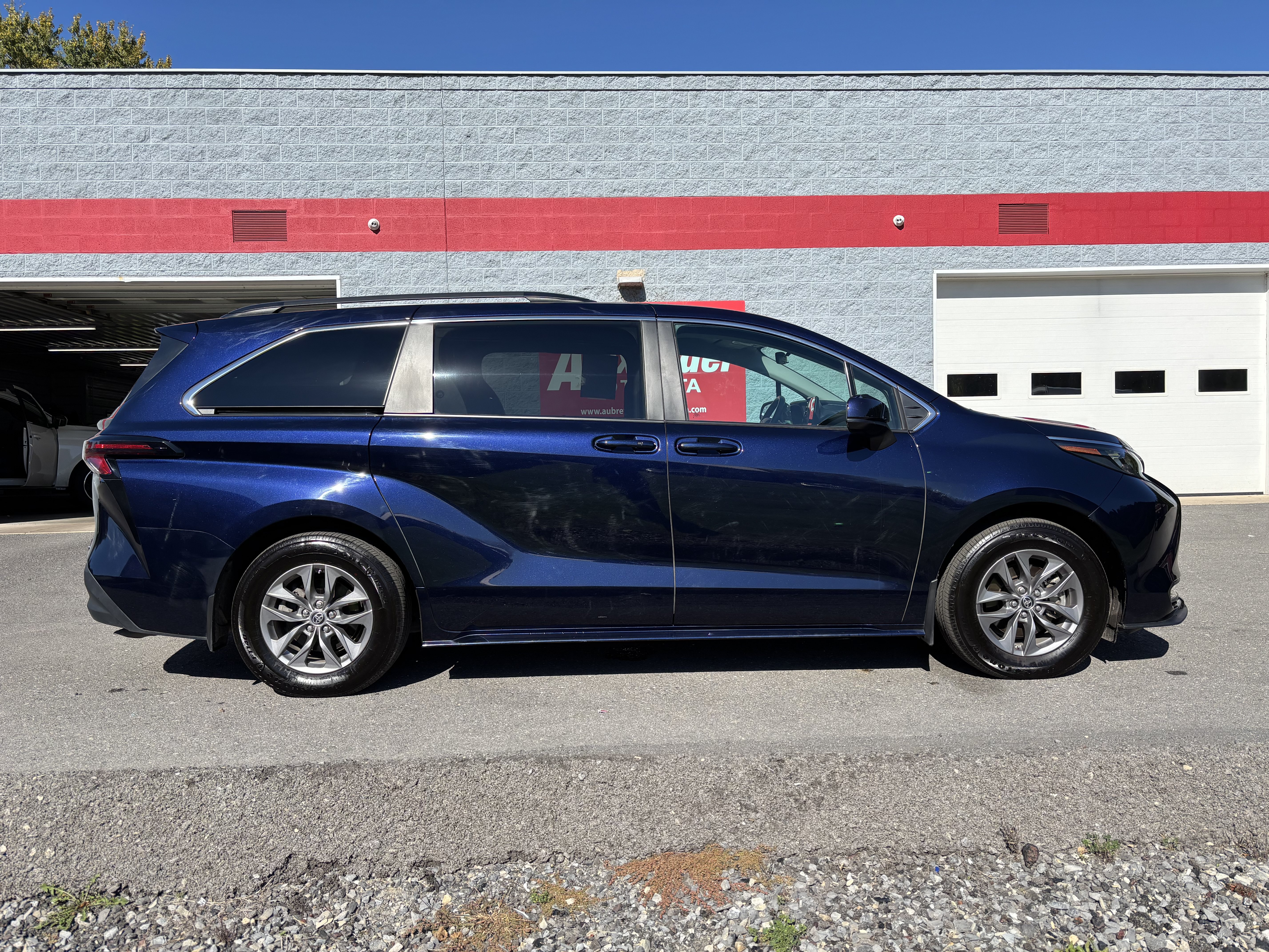 Used 2024 Toyota Sienna LE AWD/4WD image 2