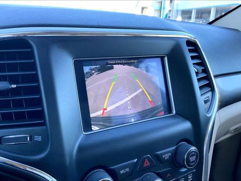 Used 2018 Jeep Grand Cherokee Laredo image 27