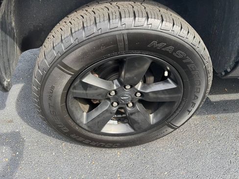 Used 2017 RAM 1500 Express w/ Black Ram 1500 Express Group AWD/4WD image 5