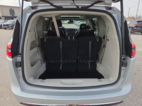 Used 2024 Chrysler Pacifica Limited image 30