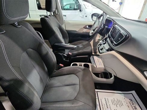 Used 2022 Chrysler Voyager LX image 13