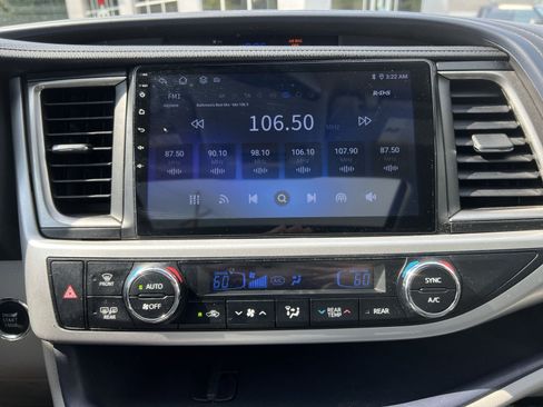 Used 2016 Toyota Highlander XLE AWD/4WD image 18
