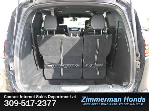 Used 2025 Chrysler Pacifica Select image 6