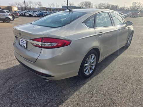 Used 2017 Ford Fusion SE image 3