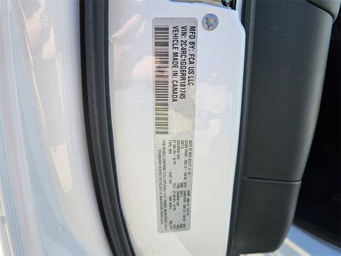 Used 2024 Chrysler Pacifica Limited w/ Uconnect Theater Family Group image 16