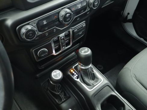 Used 2021 Jeep Wrangler Unlimited Sahara AWD/4WD image 30