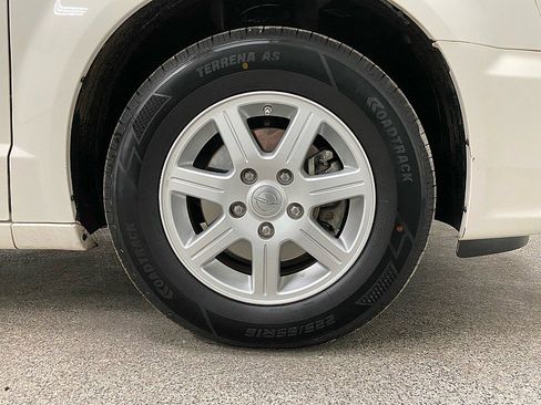 Used 2012 Chrysler Town & Country Touring image 21