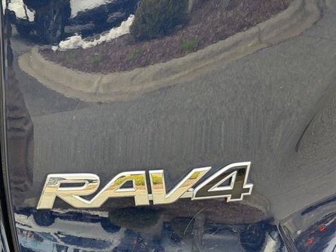 Used 2023 Toyota RAV4 XLE Premium image 12