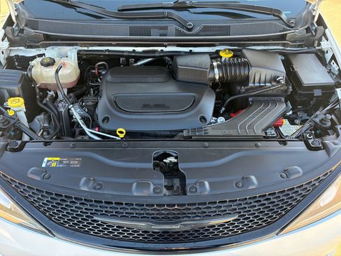 Used 2020 Chrysler Pacifica Touring-L Plus image 31