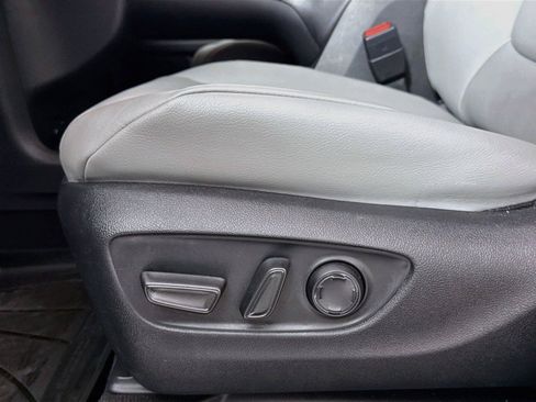 Certified 2025 Toyota Sienna XLE FWD image 30