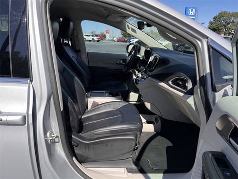 Used 2024 Chrysler Pacifica Touring-L image 22