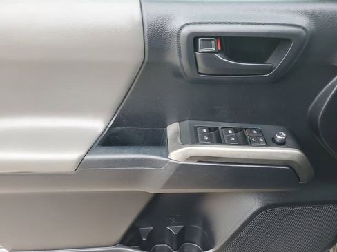 Used 2018 Toyota Tacoma SR5 RWD image 18