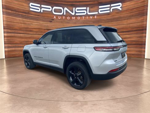 Used 2023 Jeep Grand Cherokee Altitude AWD/4WD image 3