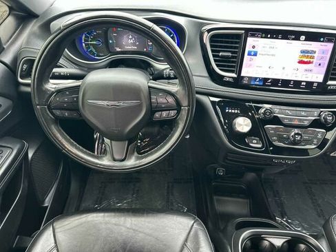 Used 2022 Chrysler Pacifica Touring-L w/ Uconnect Theater Family Group FWD image 16
