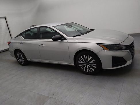 Used 2024 Nissan Altima 2.5 SV image 11