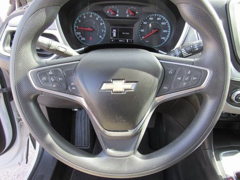 Used 2021 Chevrolet Equinox LS image 18