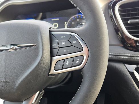 New 2026 Chrysler Pacifica Select image 33